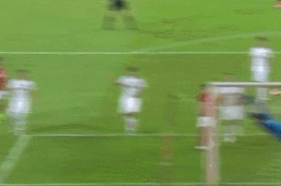 破案了：球网不是高拉特爆射打破，而是被权健门将张鹭抓破！