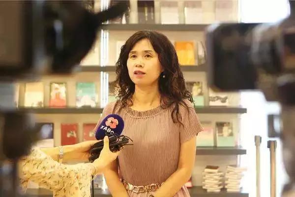 当你听着沾染着血泪的故事，你无法不动容，于是落到字里行间