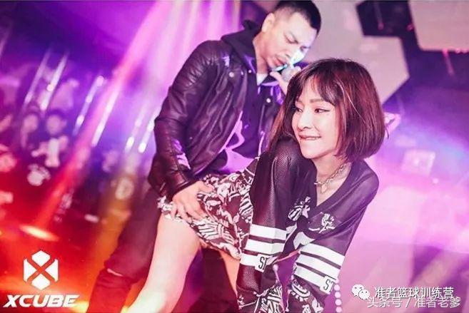 胸部撑起一滩水！被开价50万一晚，她是台湾超致命的Sneaker女孩