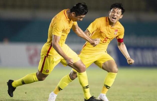 国足2-1逆转后的情景,2-1逆转国足