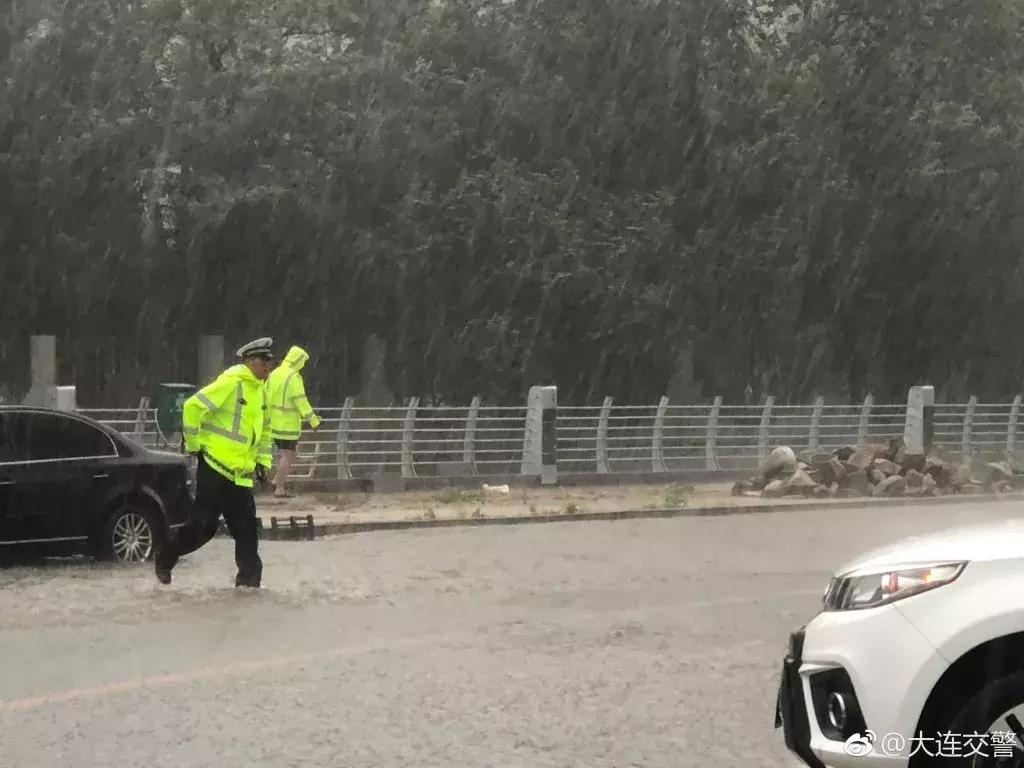 逆行的身影令人泪目,暴雨中逆行的身影