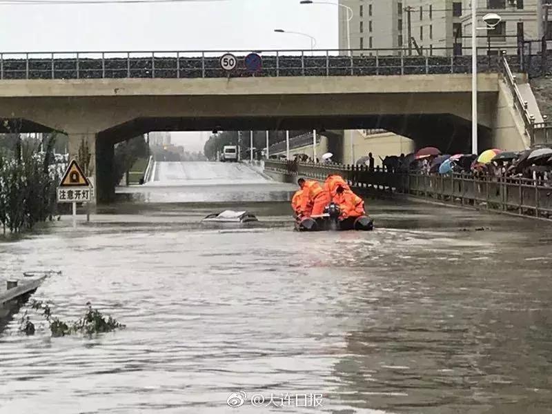 逆行的身影令人泪目,暴雨中逆行的身影