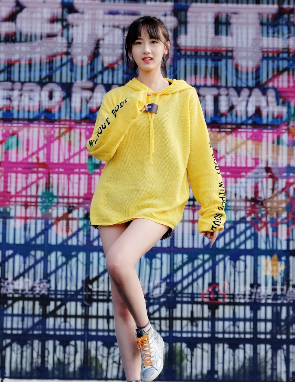 袁冰妍同款低丸子头,袁冰妍牛仔裤搭配露脐装机场行走