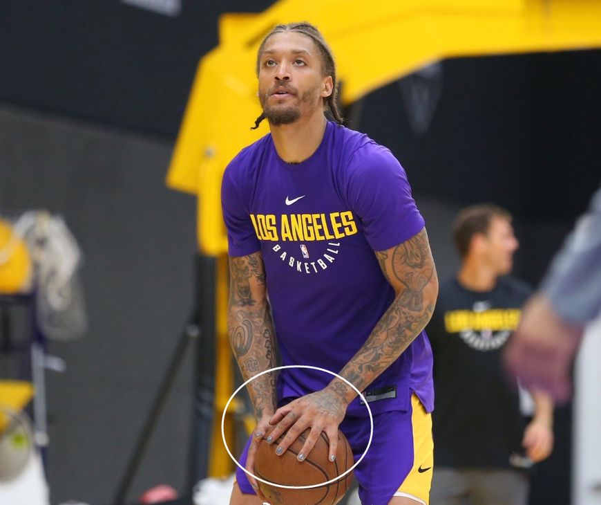 湖人队2米多高的壮汉涂着指甲油打球，网友：小心魔术师的儿子