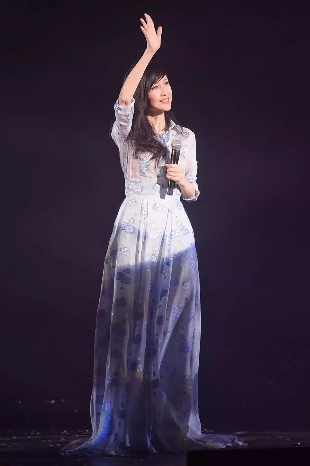 周慧敏20到51岁女神也老了,周慧敏51岁还是很年轻