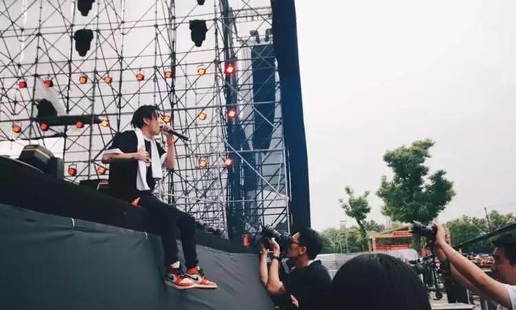 aj穿搭牛仔裤高街,aj配宽松牛仔裤好看吗