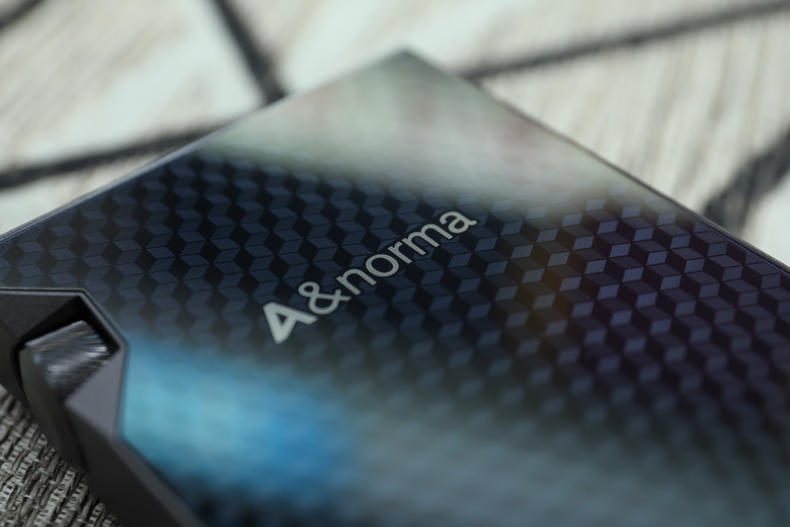 「小蟹寻声」“歪屏”设计颜值满分，艾利和中端旗舰SR15详测！