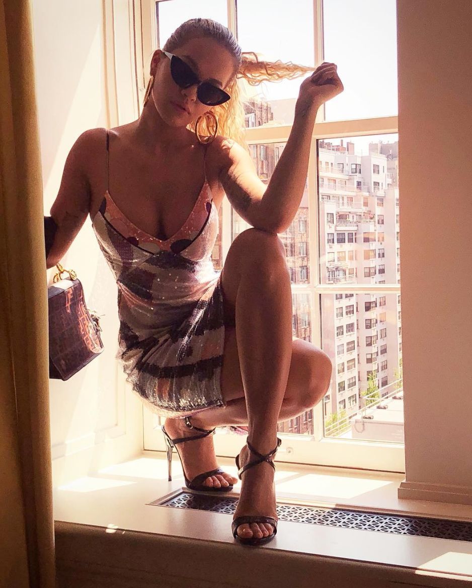 崇尚自由的RitaOra,百变穿衣打破界限