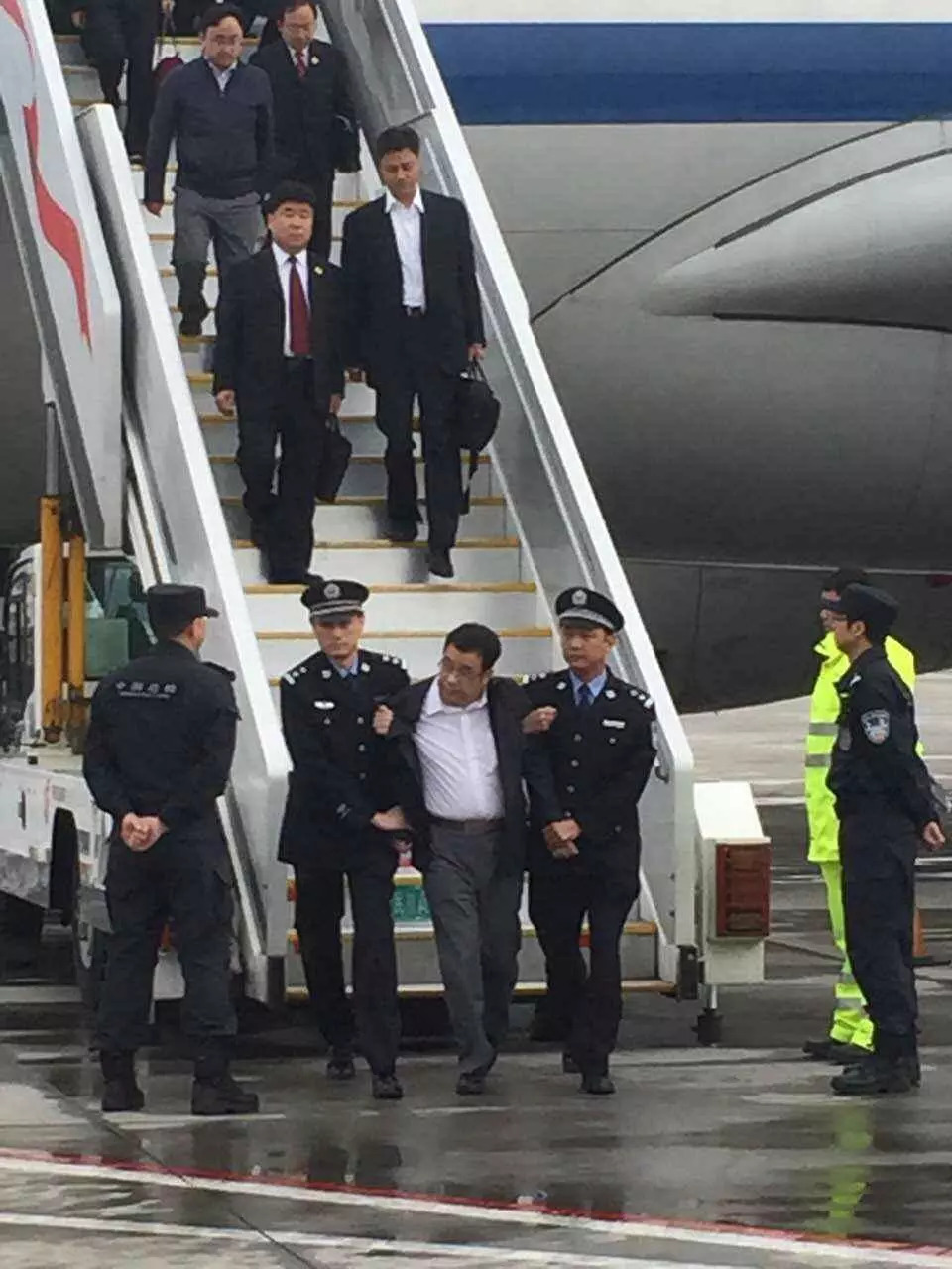 对外逃贪官的“重大利好”消息！人生中的噩梦该结束了……