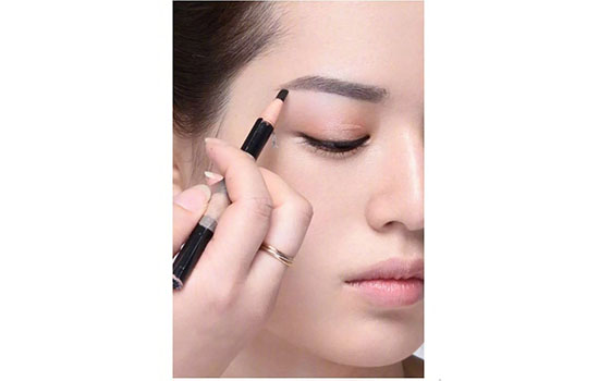 标准素雅淡妆,淡妆图解