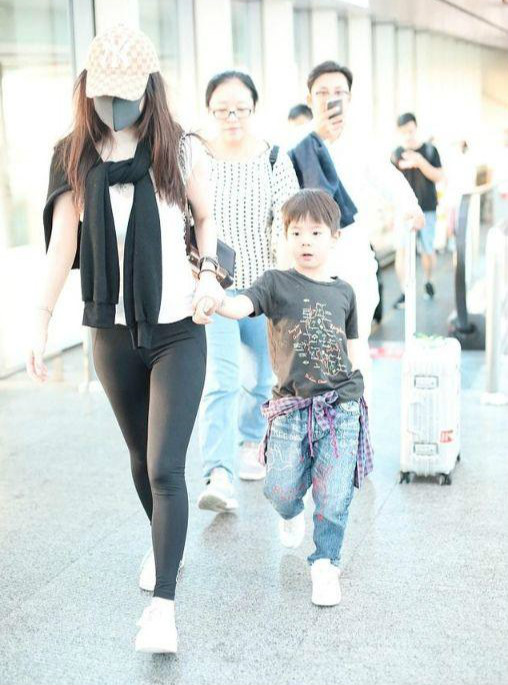 霍思燕穿紧身弹力裤出街,霍思燕秀大粗腿