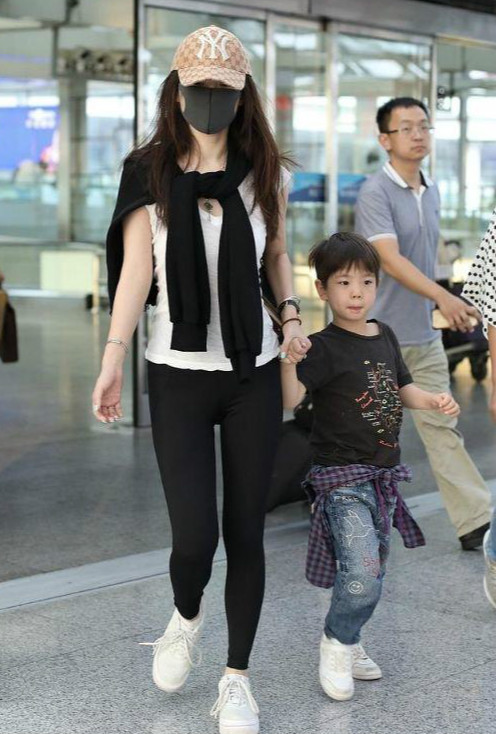 霍思燕穿紧身弹力裤出街,霍思燕秀大粗腿