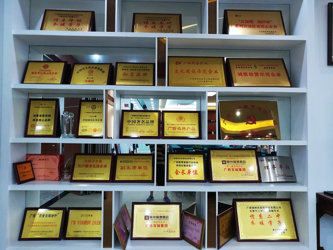 南宁学生装临时销售点,南宁学生装哪里有得卖