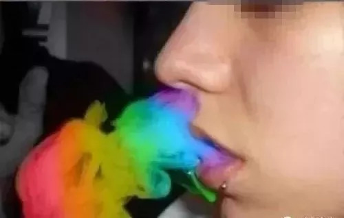 警惕毒品可能伪装成奶茶可乐,警惕伪装成彩虹糖浴盐邮票的毒品