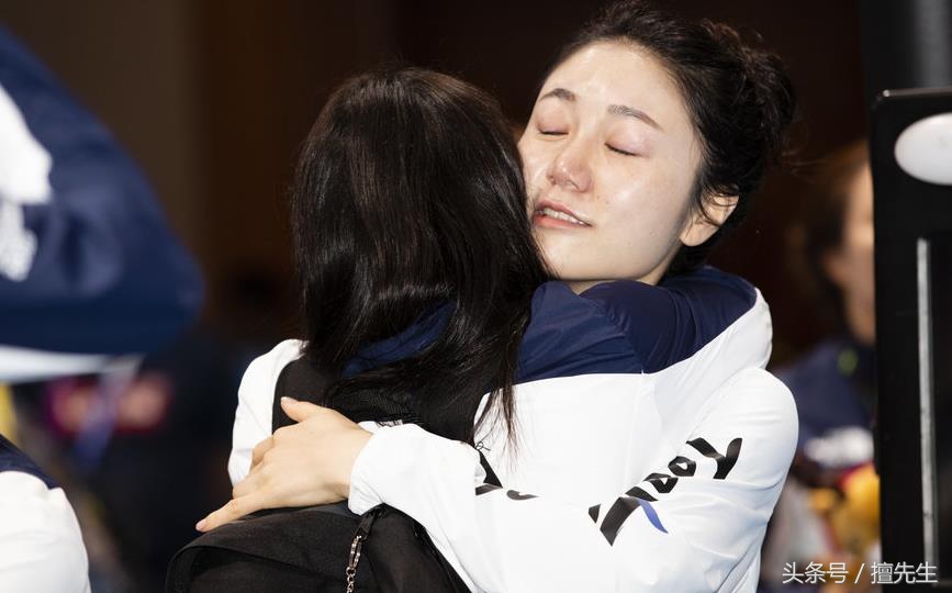 吃黄牌后踹翻桌旗！韩女子重剑被我们一剑封喉痛哭主帅气急败坏