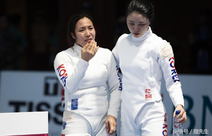 吃黄牌后踹翻桌旗！韩女子重剑被我们一剑封喉痛哭主帅气急败坏