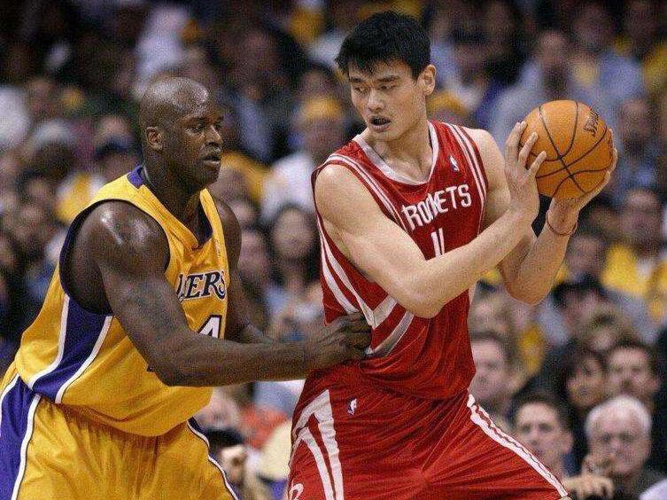 姚明艾弗森乔丹全明星,姚明和球星拍照