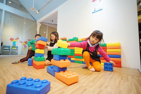 1岁孩子怎么陪玩,1岁的宝宝怎么陪他玩游戏