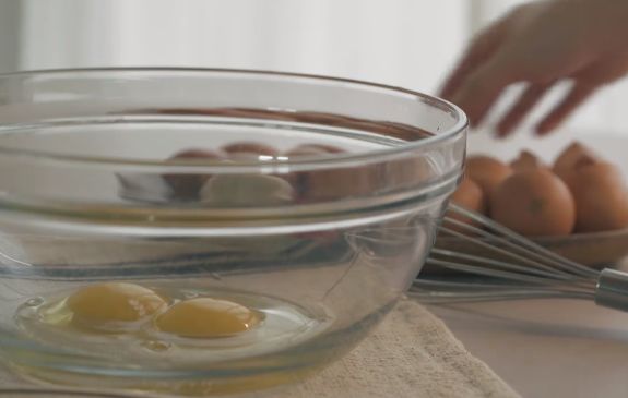 营养早餐让你精力充沛一整天,三个鸡蛋做欧姆蛋