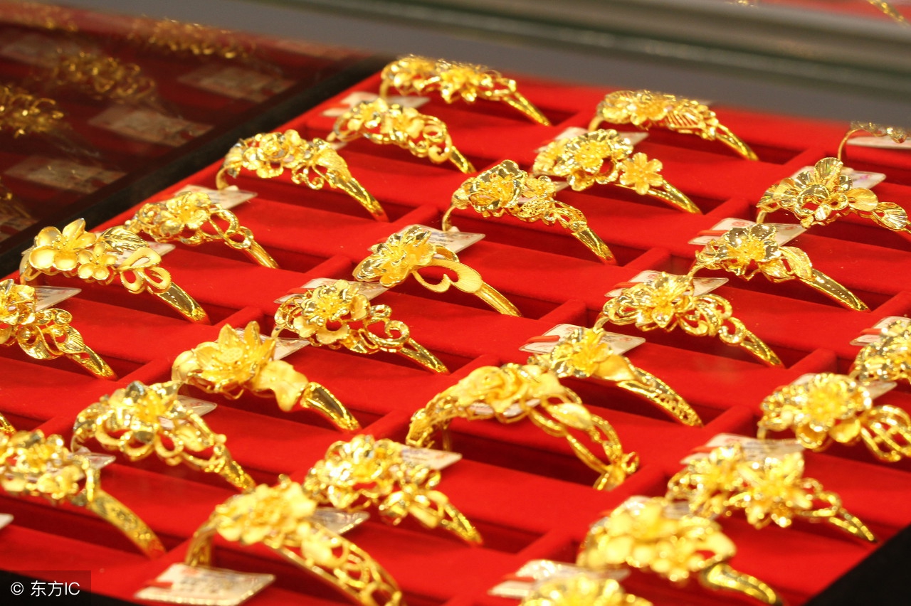 每个品牌的黄金首饰价位都不同，那含金量一样吗？小闫来揭秘