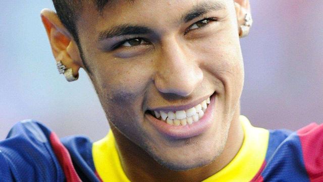 15年前全家蜗居贫民窟，而如今已是身价过亿的足球巨星