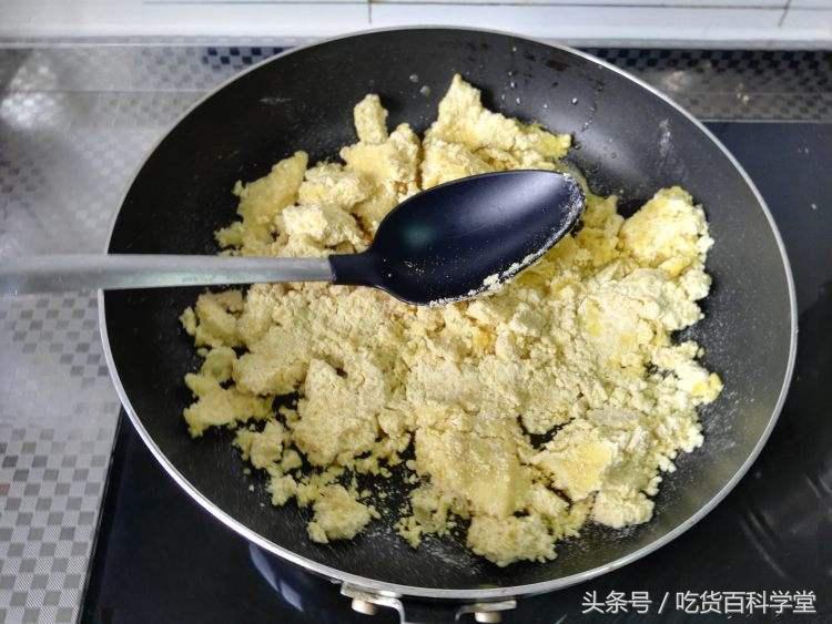 在家自己学做绿豆糕的简单方法,简单易学的绿豆糕新手也会做