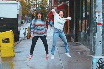 白色斜肩上衣搭配紧身牛仔裤穿搭,时尚穿搭绿色卫衣搭配大码牛仔裤