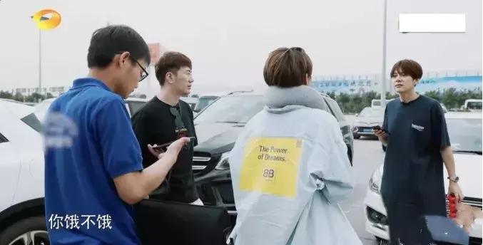 玩了一天饭都没吃,玩了一天不带女生吃饭