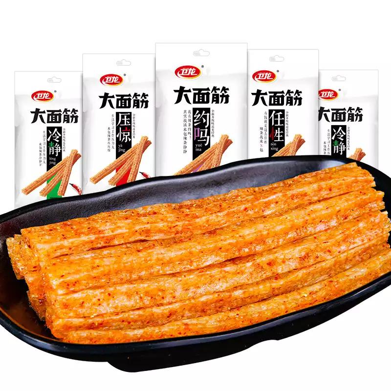 卫龙辣条零食大礼包背包,卫龙休闲零食辣条香辣魔芋爽