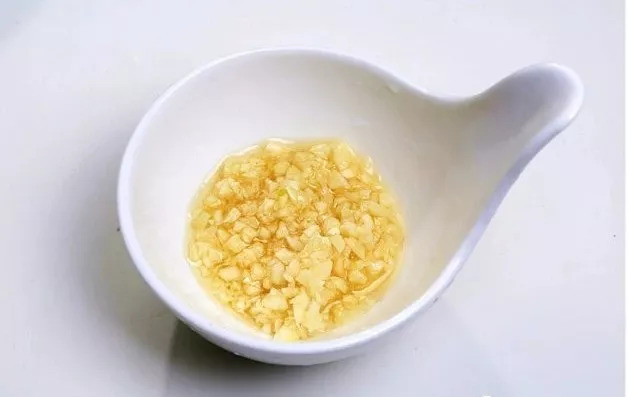 烹饪粤菜避风塘炒蟹,撑得起场面的菜图片