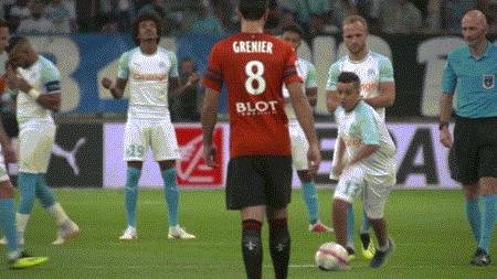 开场10秒他就进球了,对方球员怎么都站着不动?