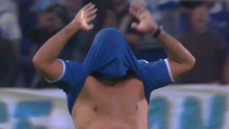 开场10秒他就进球了,对方球员怎么都站着不动?