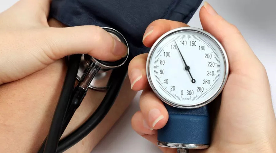 量血压选左手还是右手,右手血压90到150左手85到140