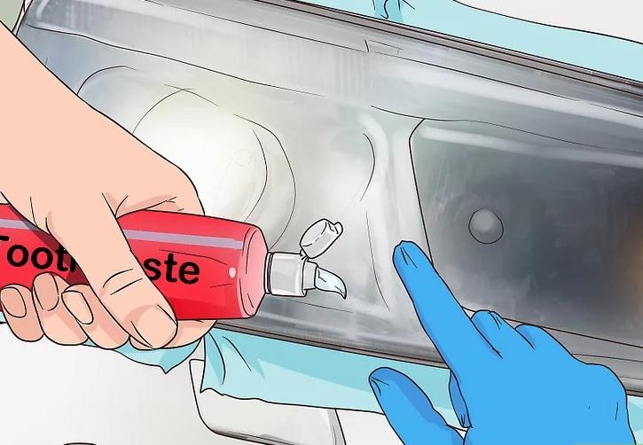 汽车大灯温度过高灯罩模糊怎么办,汽车大灯被除胶剂弄模糊了怎么办