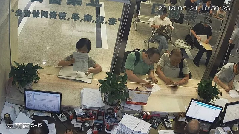 奇葩！伪造判决书“判决”自己无罪释放，广州女子在法院当场被抓包