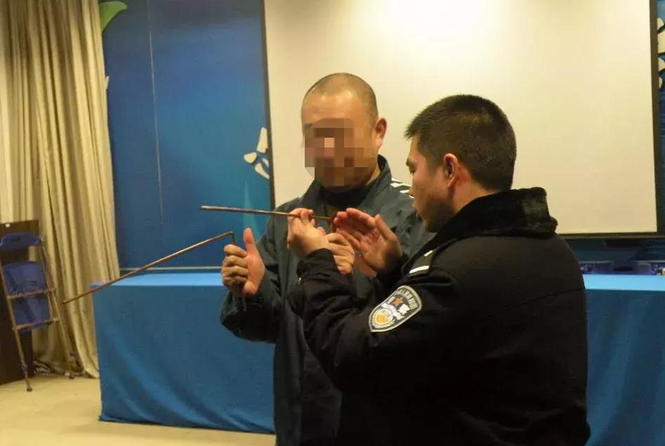 背后点名、开发教育网……监狱警察，你咋不上天？