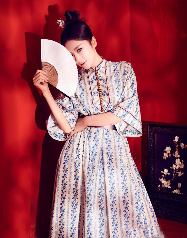 秦岚路透一袭造型好有气质,秦岚最近穿搭机场