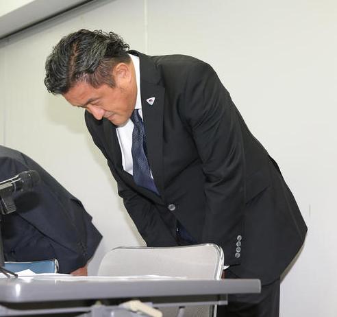 日本足坛再爆性丑闻！员工袭胸女性主席流泪谢罪托雷斯恐受牵连