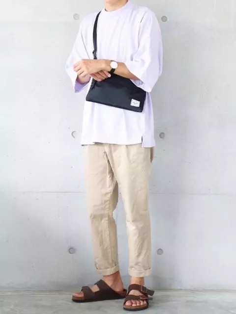 日本型男最爱的单品就是它!背上随身小包展现街头潮流