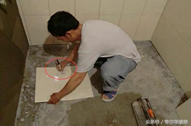 贴瓷砖遇到水管怎么办？聪明师傅这样做，你看懂了吗？