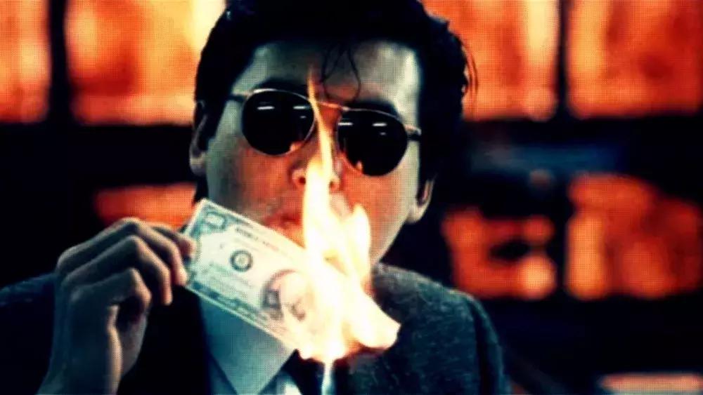 为拍电影不惜冒坐牢的风险，在香港也只有他敢这么玩！