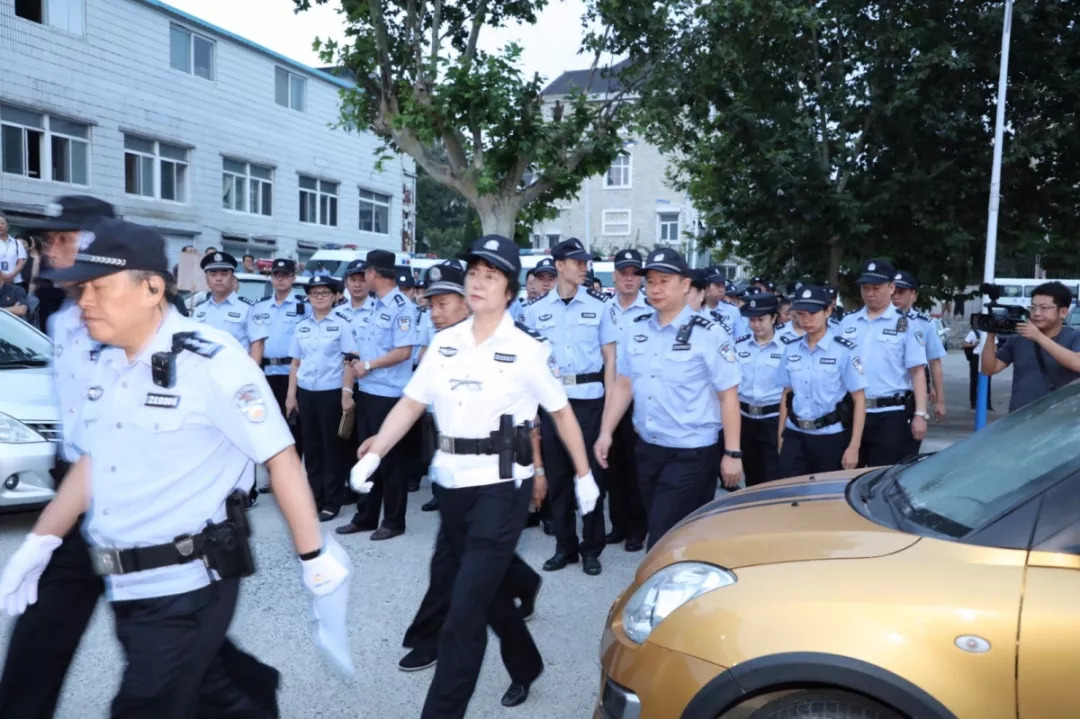 出动警力400多人大连中院强制腾退一游泳馆