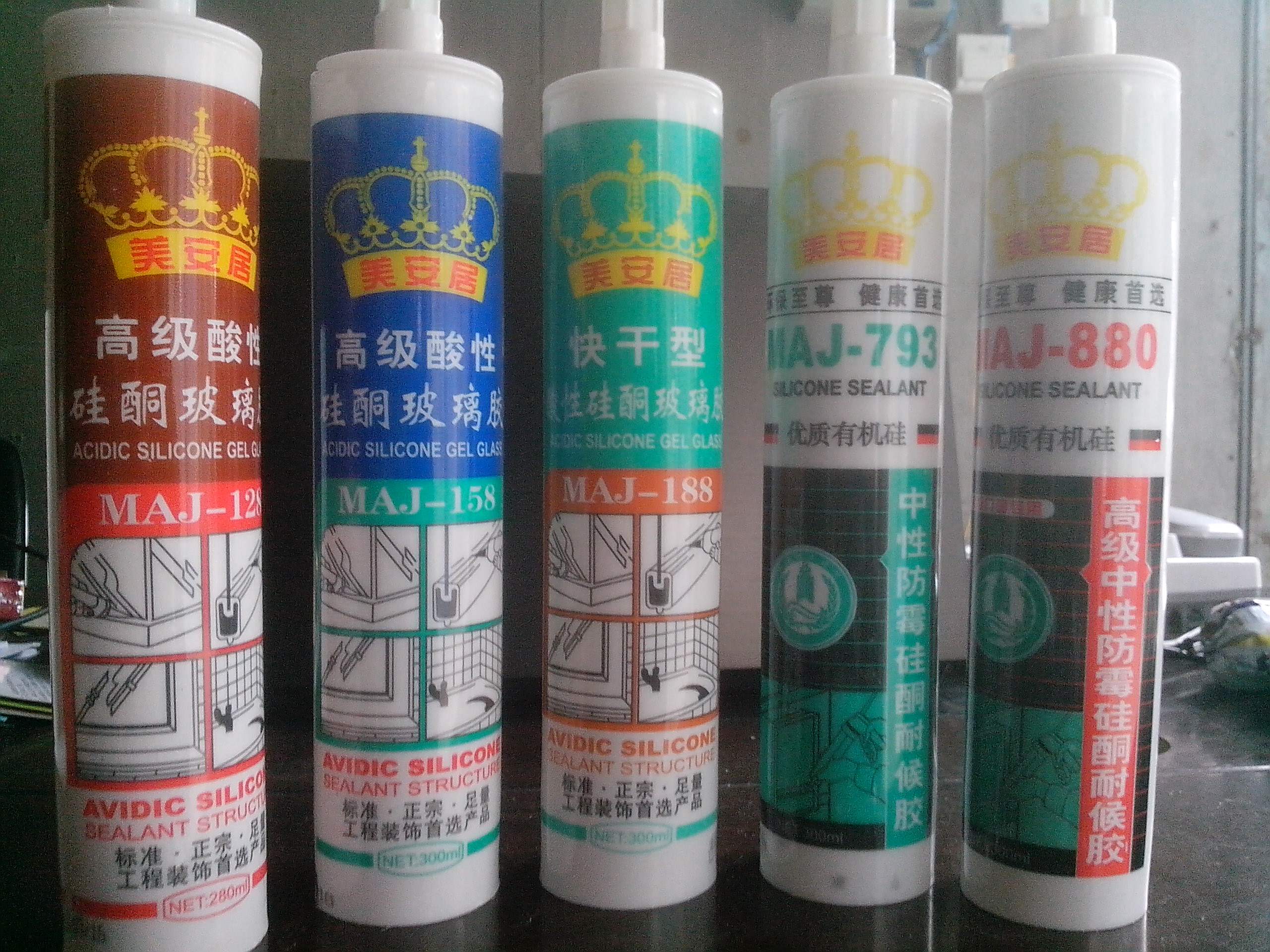 装修不小心碰坏了瓷砖怎么换掉,家装玻璃胶清洗小妙招