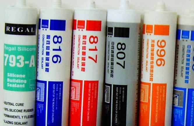 家里装修玻璃胶发黄怎么处理,家里怎么清洗玻璃胶的残留