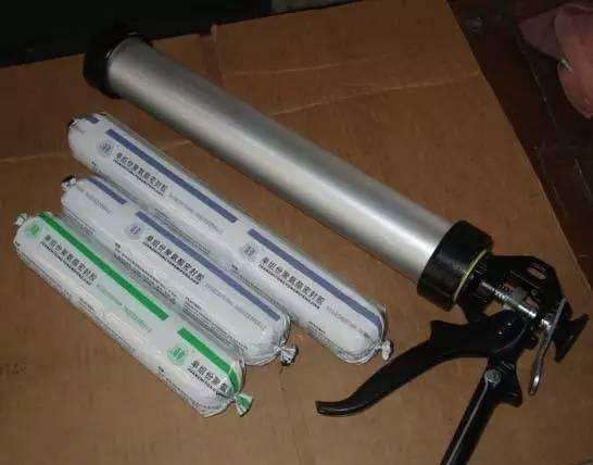 装修不小心碰坏了瓷砖怎么换掉,家装玻璃胶清洗小妙招