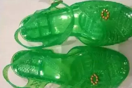 还记得这部童年追过的电视剧吗,90后小时候穿过的套装