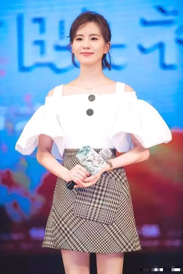 成都小甜甜淡然说一句话就火了？那我穿的这么甜美一字肩呢？