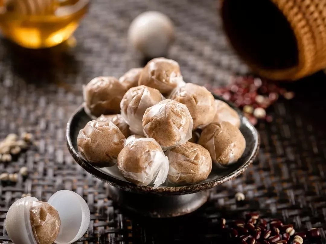 面部出油严重长痘,面部出油有痘痘不出汗