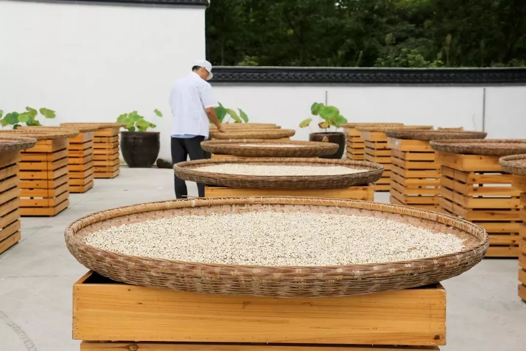 面部出油严重长痘,面部出油有痘痘不出汗