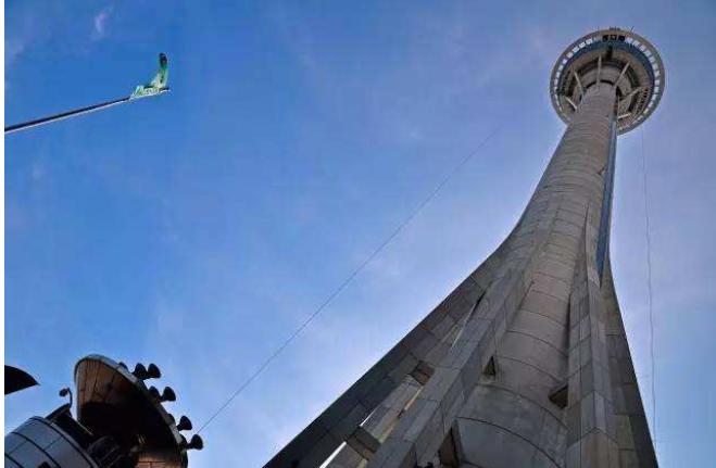 在景区玩高空项目,去一个景区看到蹦极